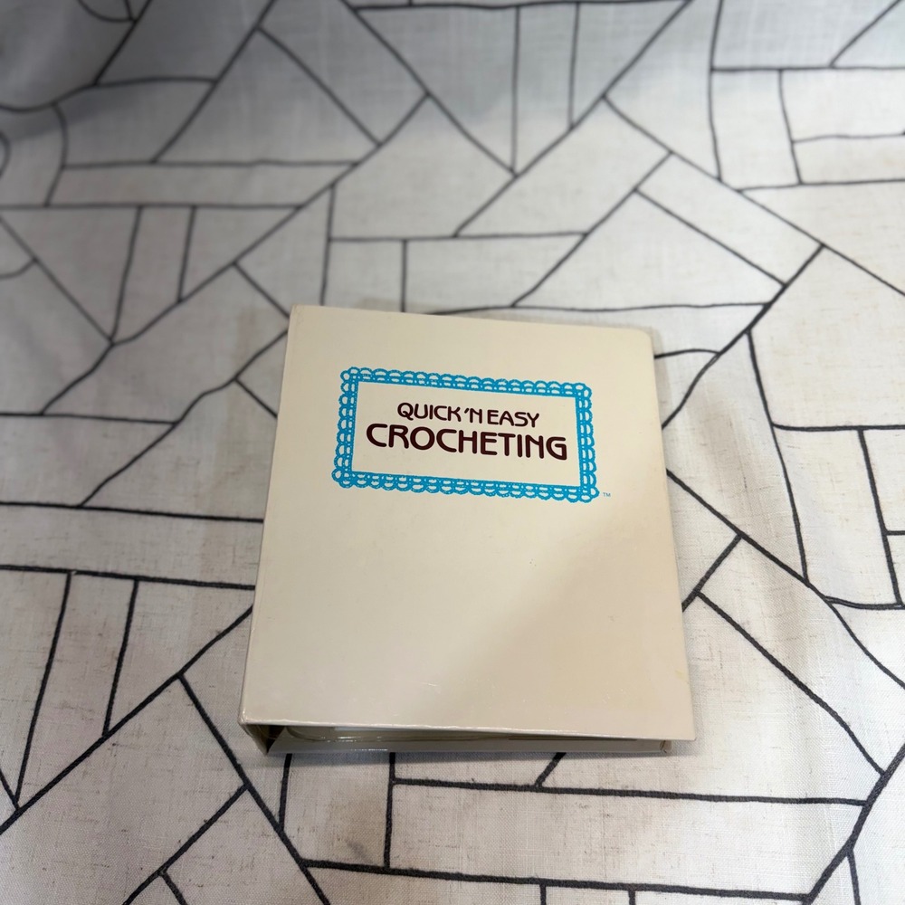 Golden Quick 'N‎ Easy Crocheting Binder 1985 Cream Vintage Pattern Collection